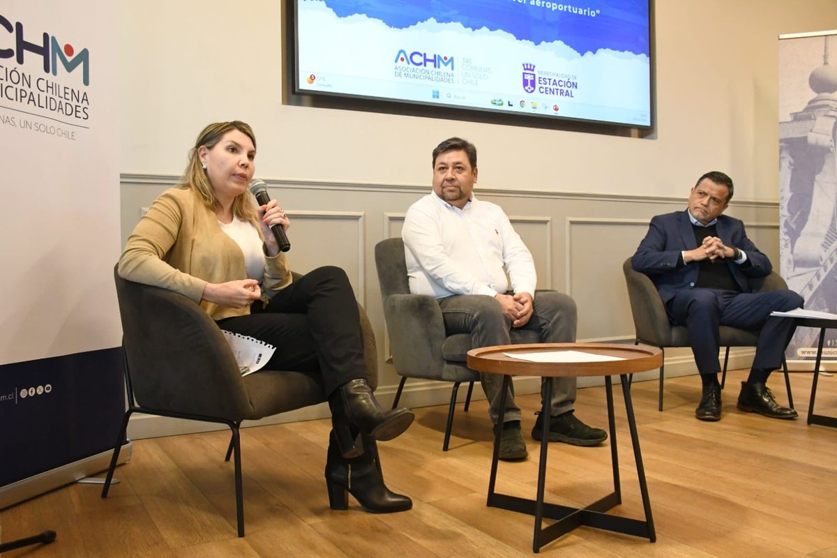 Autoridades, académicos y gremios, todos reunidos para dialogar y reflexionar sobre el futuro del transporte terrestre, buscando avanzar hacia estándares de nivel aeroportuario 🚍