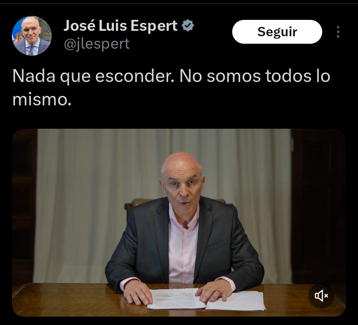 Gran idea comunicacional hacer un video para despegarse de un escándalo narco desde una cueva mal iluminada del microcentro.
Si subís el volumen se escuchan las maquinitas contando billetes atrás de la cortina, da confianza total, sigan así 👌