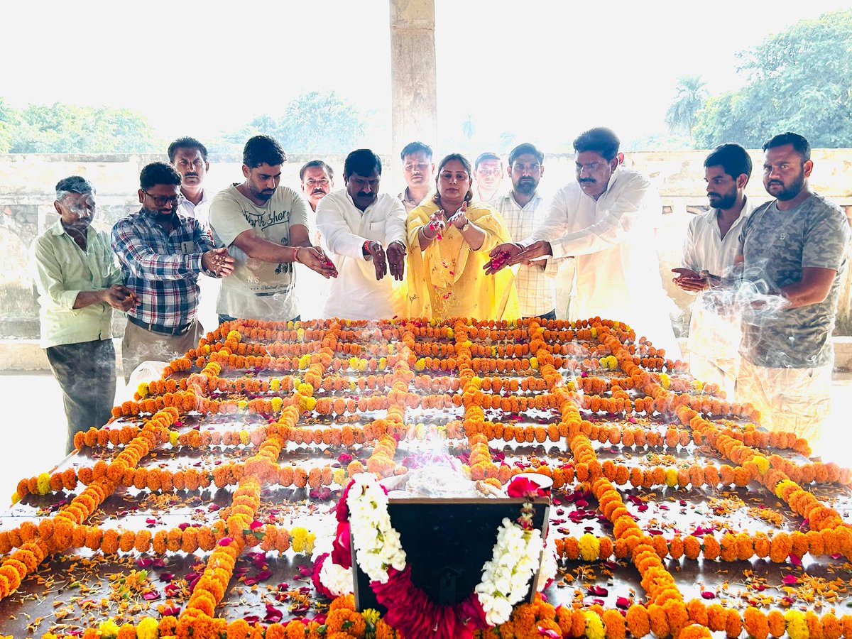 PinkiYadavMLA's tweet image. हमारे दिलों में तुम हमेशा अमर रहोगे मेरे बड़े भाई  स्वर्गीय पंकज यादव जी अपनी छोटी बहन गुड़िया स्व. पंकज यादव जी की जयंती पर भावपूर्ण श्रद्धांजलि अर्पित करती हूँ।