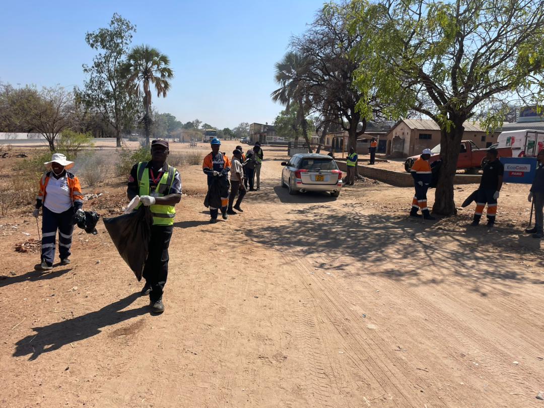 #WeCareForTheEnvironment

ZCDC teams today took part in the National Clean Up campaign. 
The World - Class Diamond Producer remains committed to a cleaner, healthier, and greener Zimbabwe 🇿🇼.