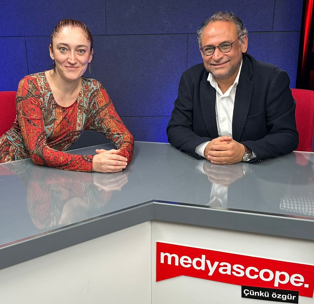 Felsefe ve Kritik'in bu programında sevgili Eylem'le <a href="/e_hacimuratoglu/">eylem hacımuratoğlu</a>  fenomenolojinin temel kavram  ve argümanlarını konuştuk. Cumartesi akşamı <a href="/medyascope/">Medyascope</a>  Youtube kanalında...
#fenomenoloji #yönelimsellik #beden #bilinç #deneyim #özne #epokhe #yaşamdünyası
