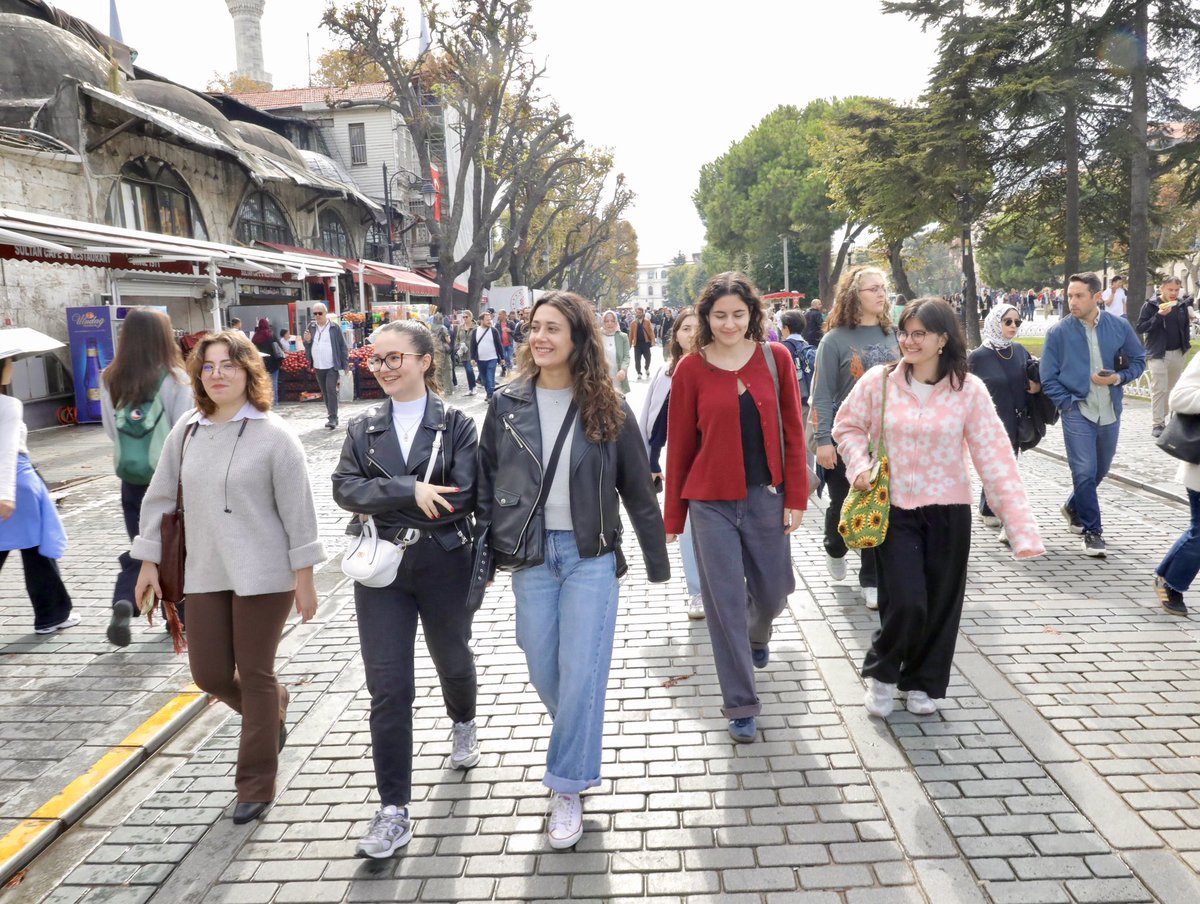 İstanbul’un Tarihi Alanları’nın UNESCO Dünya Mirası Listesi’ne alınışının 40. yılında <a href="/ibbturizm/">İBB Turizm Şube Müdürlüğü</a>’in düzenlediği geziye <a href="/buyuthayalleri/">Büyüt Hayallerini</a> bursiyerlerimiz de katıldılar. Yerebatan Sarnıcı’ndan Sultanahmet Camii’ne, Gülhane Parkı’na İstanbul’un eşsiz güzelliklerini ziyaret ettiler.