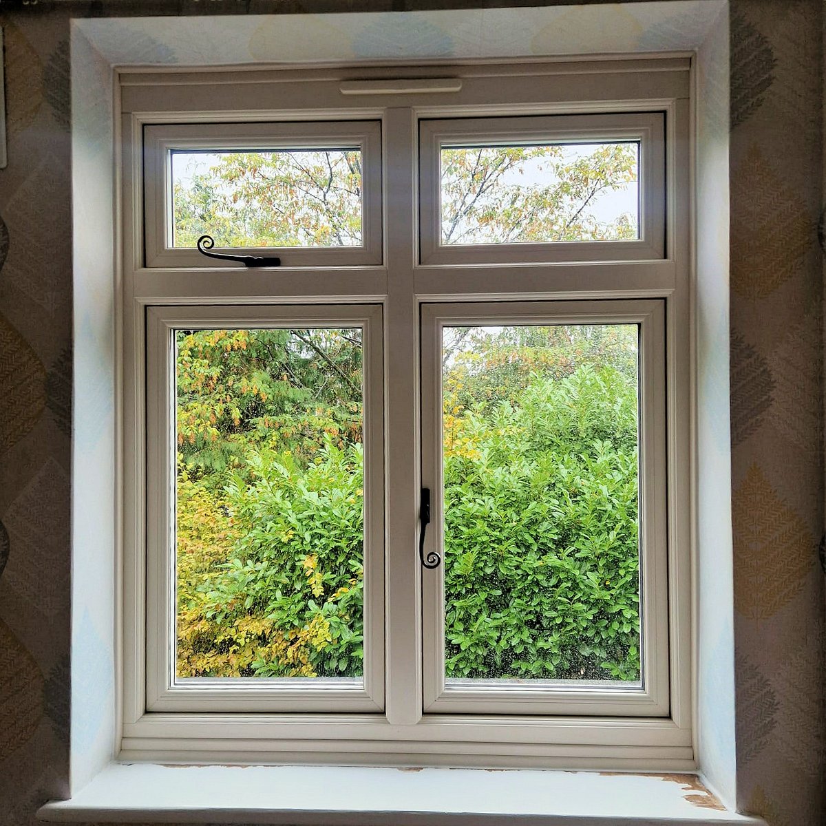 #FridayFeeling 🥳
It may be raining but we're feeling those #fridayvibes with this very smart #flushfit #casementwindow from <a href="/EvolutionMFG/">Evolution Home Improvements</a> - 90° authentic style welds, beautifully finished with feature monkeytail handles. #lookinggood #TraditionalStyle #PremiumQuality #insideview