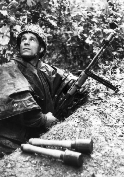 WW2Facts's tweet image. A German Fallschirmjäger (paratrooper) with an FG 42 automatic rifle and Stielhandgranate hand grenades in France, 1944.

#History #WWII