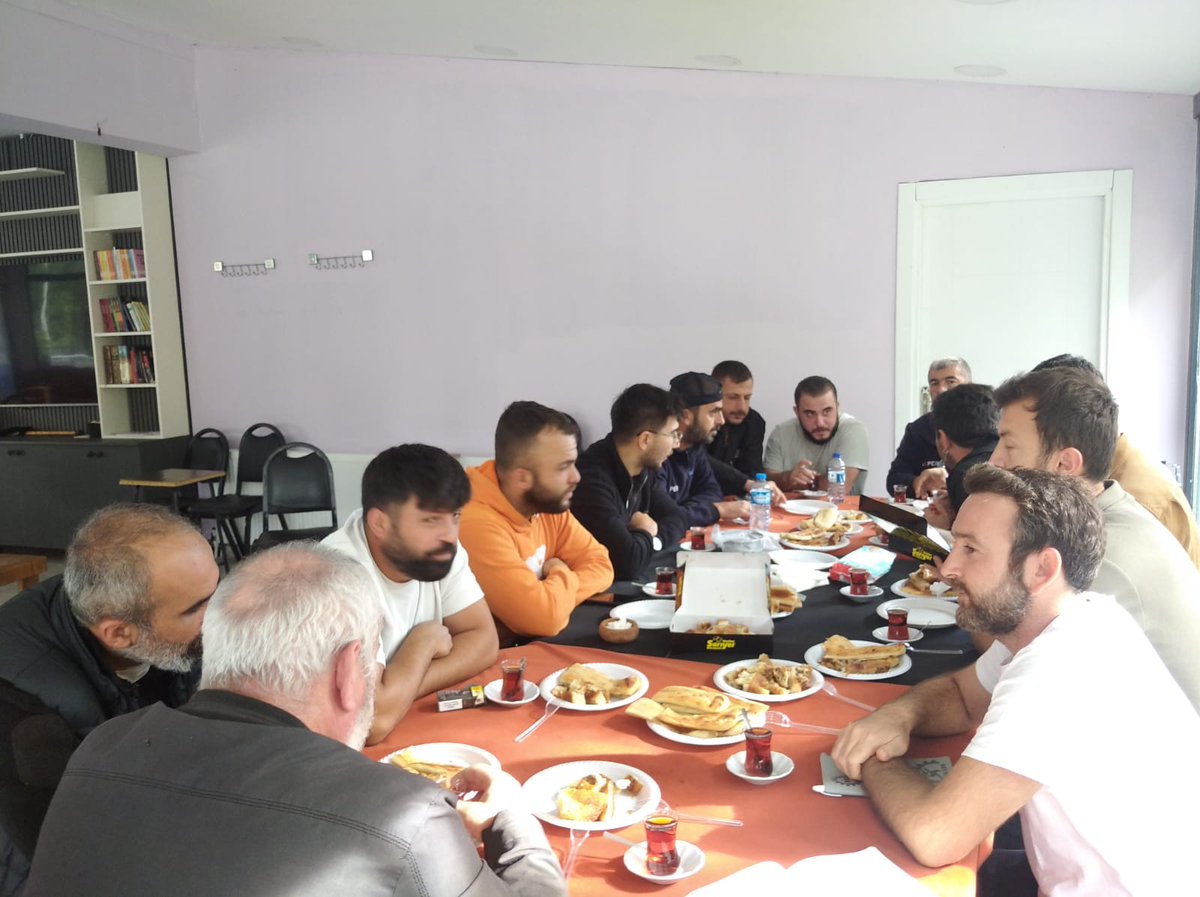 🛑01/10/2025-03/10/2025 tarihlerinde Şile İSKİ ve İGDAŞ sayaç okuma birimleri, İSKİ Açma-Kapama, Su ve Kanal işleri ustaları ve PC operatörü olarak çalışan enerji işçisi yol arkadaşlarımızla bir araya gelerek yaşanan unvan problemleri başta olmak üzere ve iş yaşamımızı doğrudan