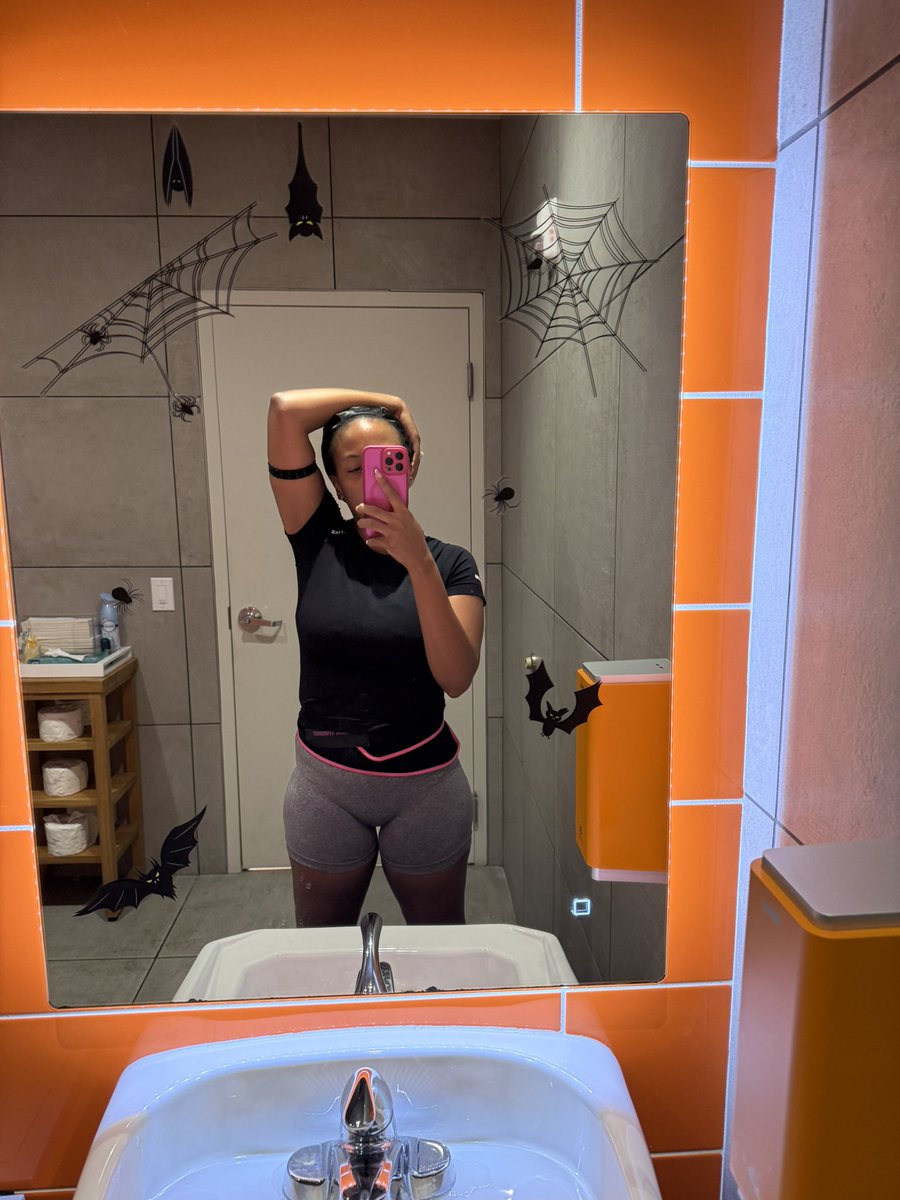 PrincessYaya95's tweet photo. True gym Girly I been in the gym all year 25lbs down #HealthyLiving #gymgirlie #GymLife #postpartum https://t.co/aZzMDRwG08
