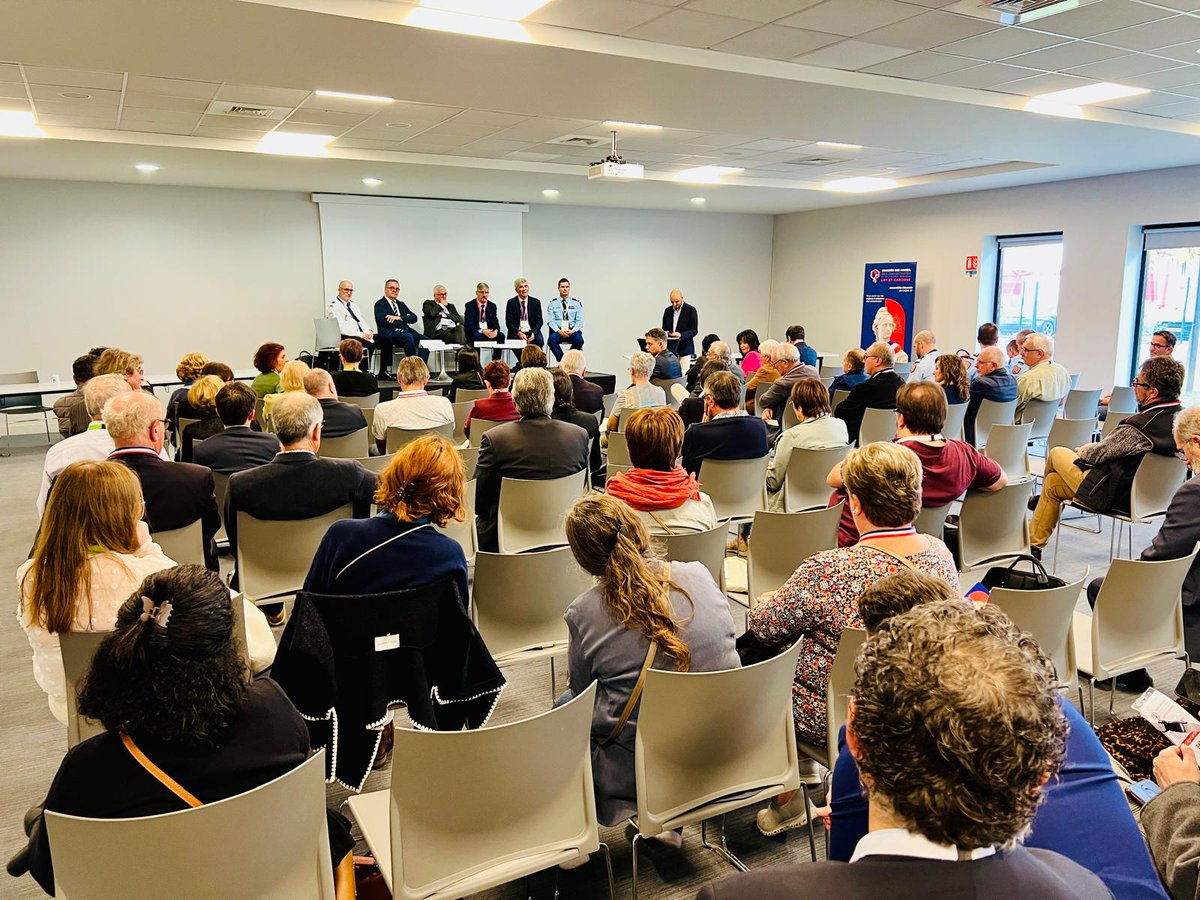 Prefet47's tweet photo. #CongrèsDesMaires2025 l Dans la continuité des échanges de la journée, Daniel Barnier, Préfet de Lot-et-Garonne a participé à a table-ronde "Insécurité : quels leviers pour les maires ?". 👮

➡ Sujet d'intérêt majeur, les échanges ont porté sur les moyens de prévention, les actions possibles et la coordination entre élus et acteurs de la sécurité, avec un objectif commun : veiller à la protection et à la sécurité des lot-et-garonnais.

En présence d'Olivier Naboulet, Procureur de la République, Commandant adjoint Logerot de la Police nationale de Lot-et-Garonne, Colonel Alexandre Peruch, commandant du groupement de @Gendarmerie_047, Jean Dionis du Séjour, Président de l'Adm47, Gilbert Guerin, Président de l’AMR 47 et des élus locaux.