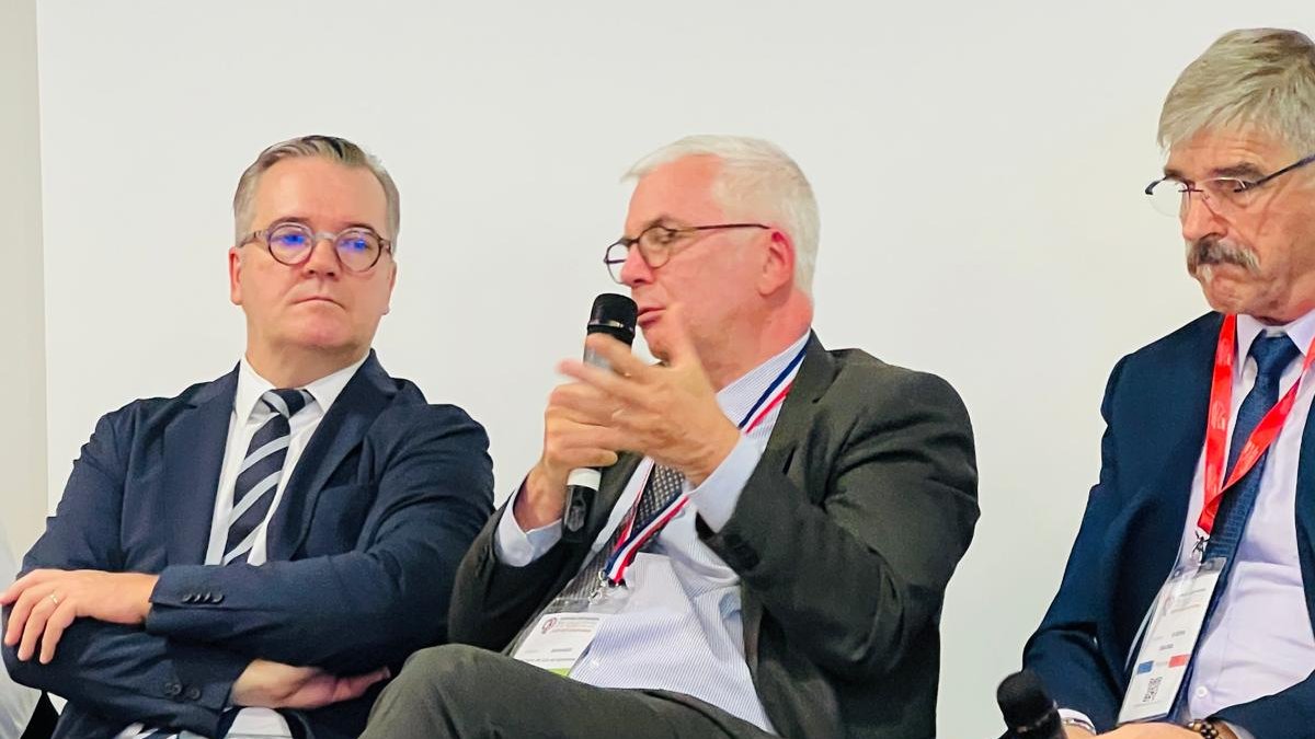 Prefet47's tweet photo. #CongrèsDesMaires2025 l Dans la continuité des échanges de la journée, Daniel Barnier, Préfet de Lot-et-Garonne a participé à a table-ronde "Insécurité : quels leviers pour les maires ?". 👮

➡ Sujet d'intérêt majeur, les échanges ont porté sur les moyens de prévention, les actions possibles et la coordination entre élus et acteurs de la sécurité, avec un objectif commun : veiller à la protection et à la sécurité des lot-et-garonnais.

En présence d'Olivier Naboulet, Procureur de la République, Commandant adjoint Logerot de la Police nationale de Lot-et-Garonne, Colonel Alexandre Peruch, commandant du groupement de @Gendarmerie_047, Jean Dionis du Séjour, Président de l'Adm47, Gilbert Guerin, Président de l’AMR 47 et des élus locaux.