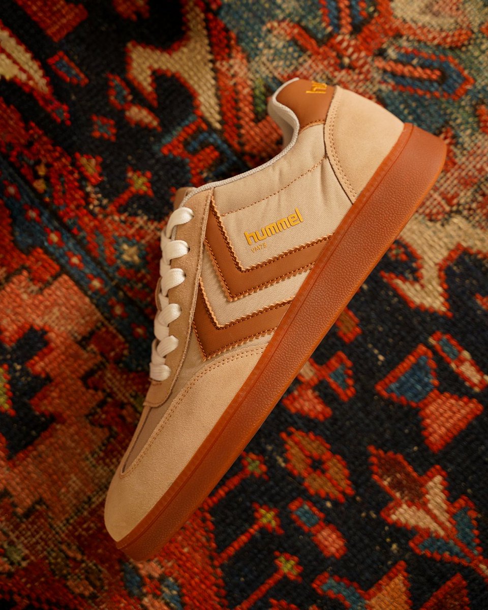 Sokakların ikonik silüeti geri döndü.
hummel’in efsanevi modeli VM78, retro mirası bugünün enerjisiyle buluşturuyor. 
Zamansız bir duruş, etkileyici bir stil ve her adımda özgünlük…

Sen de VM78 ile geçmişten ilham al, bugünü yaşa, geleceğe iz bırak. 🐝👟✨

#hummel #VM78