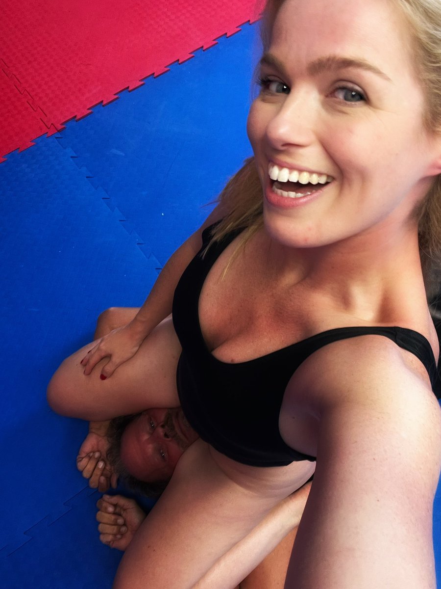 LalayLottie's tweet image. Look who is hiding in the shadows of my thighs @Fritz_wrestler Always have so much fun in Düsseldorf 🥰