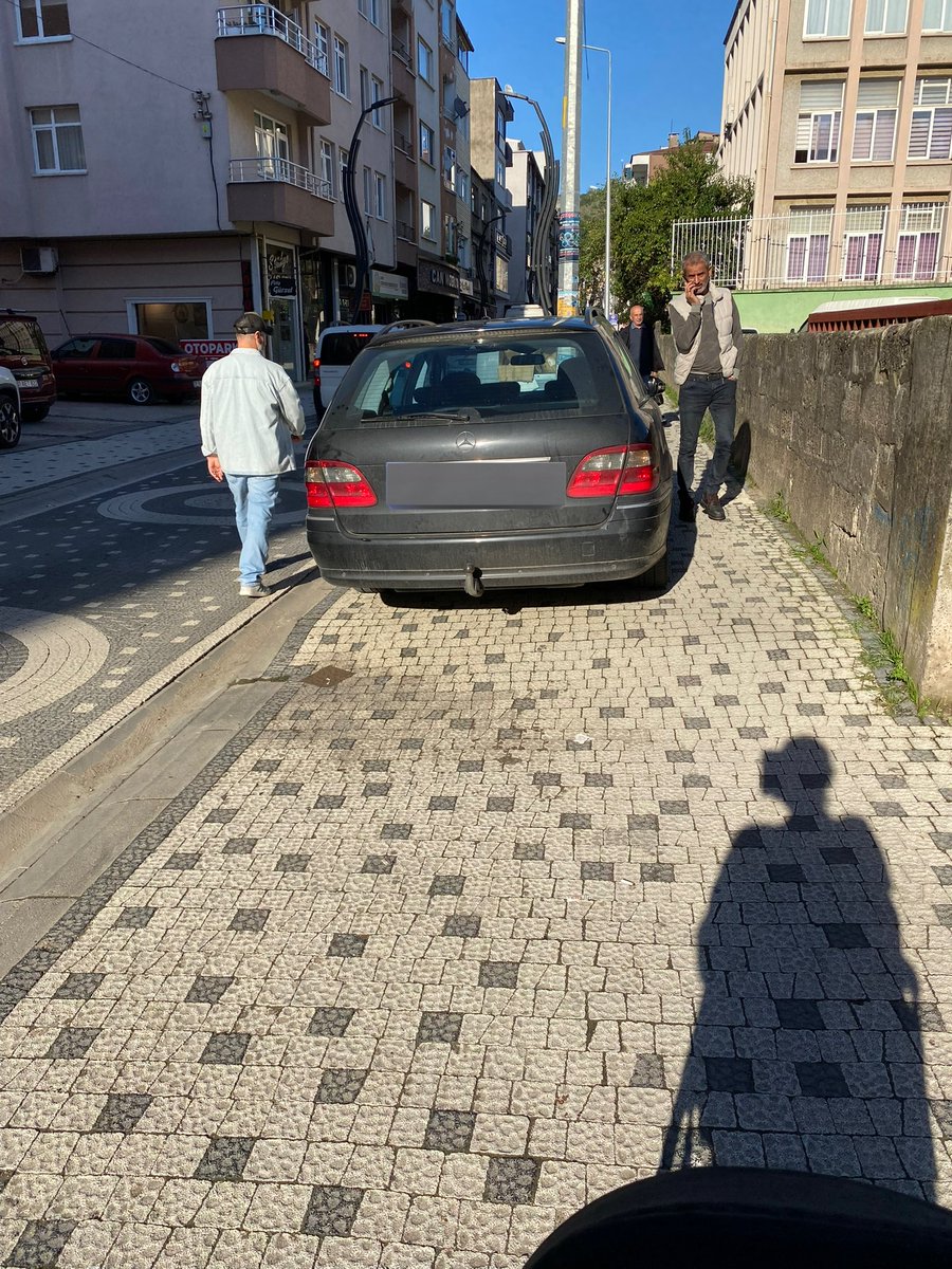 haluk_hdm's tweet photo. Burası Giresun…
Bebek arabamızla dolaşmaya çıktık ilk iki fotoğrafta görünen araçlar sebebiyle kaldırımda ilerleyemiyoruz. Belediyeyle görüştük maalesef oy kaybetmemek adına hiç kimseye tek işlem yapılmıyor.
112’yi arayıp adres belirttik “ekip yönlendiriyoruz” dediler.  >>> https://t.co/6gNK8EIaaX