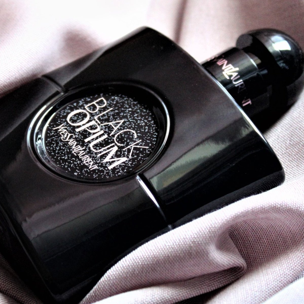 Momihael1100's tweet photo. 🖤ขาย Opium มากี่รุ่น รุ่นนี้เป็นที่ลูกค้ากลับมาถามหาขวดใหญ่เยอะที่สุดค่ะ จัดให้เป็นของแรร์และนางเอกของวีคนี้เลย กับ YSL Black Opium Le Parfum โมเชื่อว่าคนแทบไม่รู้จักว่ามีอะ เพราะในไทยแทบจะไม่มีขาย หายากสุดๆ โมยังได้มาปีละครั้งสองครั้ง ตัวลับตัวซีเครทตัวเทพเลยค่ะ

Opium Le Parfum มอบความหอมเย้ายวนแบบไม่มีอะไรมาต้านค่ะ กลิ่นคม ติดทนที่สุดในคอลเลคชั่น เป็นลูกผสมระหว่าง EDP กับ Over Red รุ่นนี้ส่วนผสมที่เข้ามาโดดเด่น จะเป็น ชินนาม่อน Solar Notes และวนิลาหายาก 3สายพันธุ์ (Madagascar Vanilla, Bourbon Vanilla, Vanilla Absolute) คือหอมนัวแบบ Sexy แบบขั้นกว่าค่ะ เกอแลงยังไม่ใส่เยอะขนาดนี้เลยบอกให้