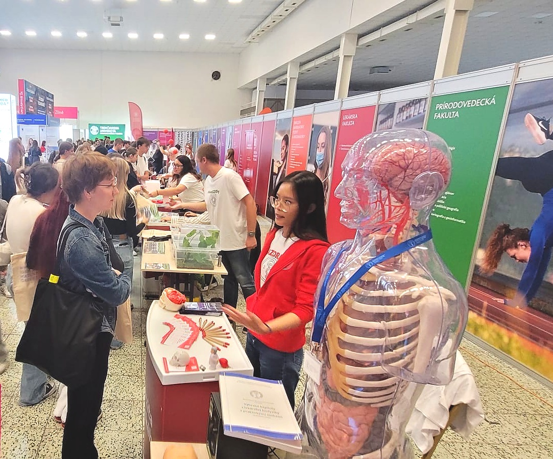 jlfukmartin's tweet photo. 🙋V dňoch 23. a 24. septembra sa naša fakulta zúčastnila veľtrhu Gaudeamus Nitra - 12. ročníka európskeho veľtrhu pomaturitného a celoživotného vzdelávania.✅ https://t.co/haY77mhIvS https://t.co/lMMll1bVuG