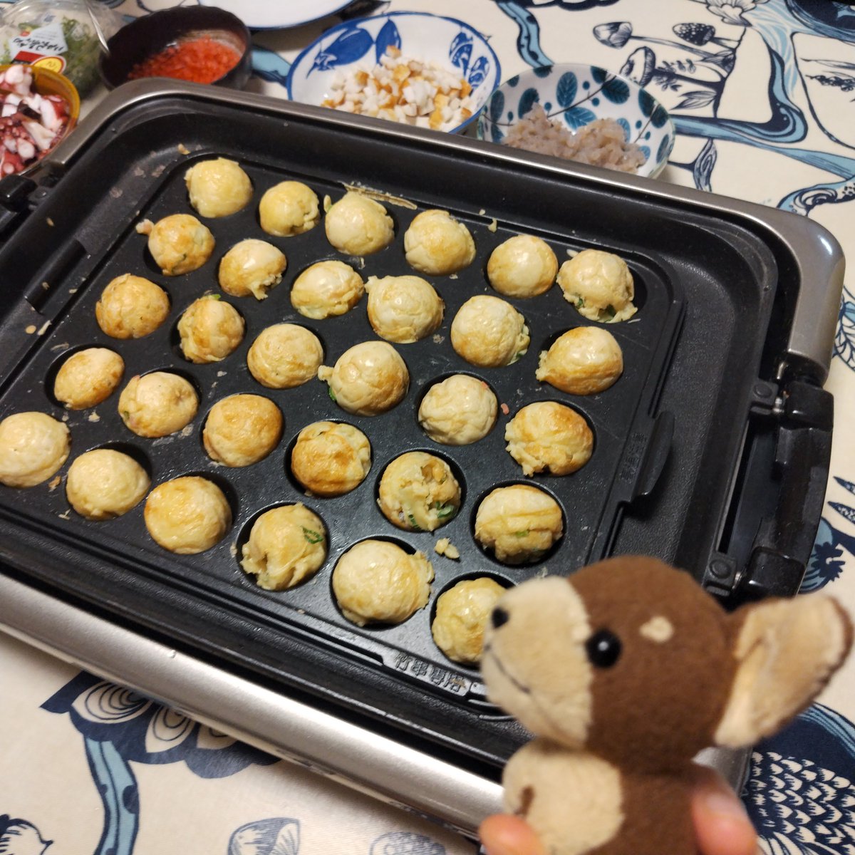 今日はちんたろうの月命日🌻
ちんたろうそっくりなわんこ靴下を発見して思わず即買い&amp;ツーショット撮ったのがもう5年前だなんて信じられない🥲
今でも眉毛のあるわんこ柄を見ると買ってしまいます。
お供えは箕面のゆるキャラゆずるくん饅頭🍊
先日のたこパ楽しかったね😊
#秘密結社老犬倶楽部天国支部