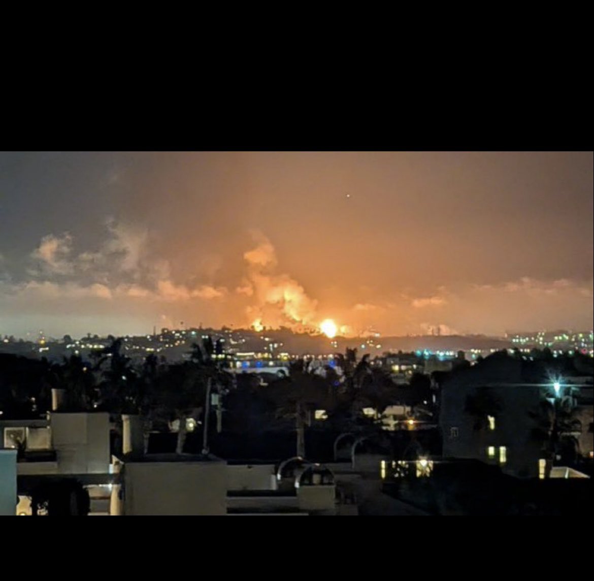 Shiv03112003's tweet photo. π¨ Huge explosion at Chevron refinery in El Segundo, LA! Fire visible across the city. 100+ firefighters battling the blaze. Stay indoors, avoid the area.
#ElSegundoFire #LosAngeles https://t.co/x0GhYLlKjG