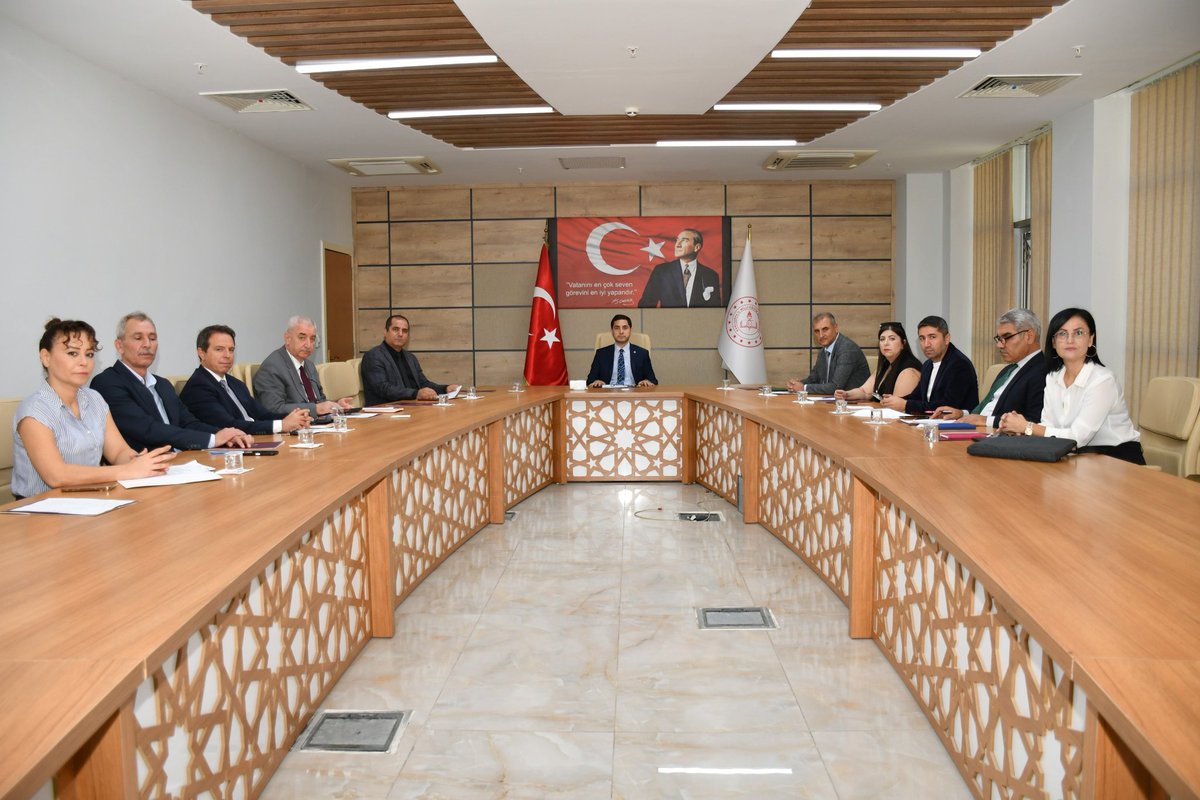 sanliurfammem63's tweet photo. 24 Kasım Öğretmenler Günü hazırlıkları kapsamında düzenlenecek kutlama programı için komite toplantımızı gerçekleştirdik.

Eğitim neferlerimiz için en anlamlı günü en güzel şekilde kutlamak üzere tüm detayları özenle planlıyoruz.
                 https://t.co/VXePCoeTBe https://t.co/WYAQJgwrXG