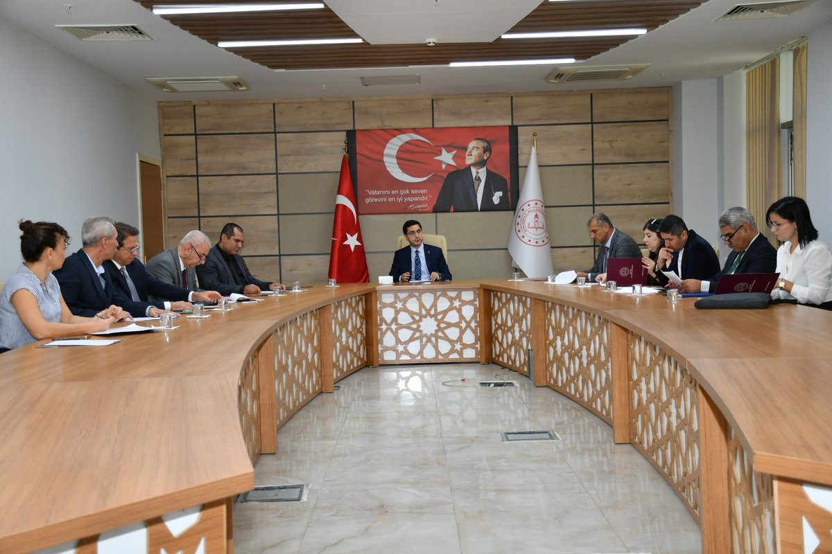 24 Kasım Öğretmenler Günü hazırlıkları kapsamında düzenlenecek kutlama programı için komite toplantımızı gerçekleştirdik.

Eğitim neferlerimiz için en anlamlı günü en güzel şekilde kutlamak üzere tüm detayları özenle planlıyoruz.
                 instagram.com/p/DPV9fk0DMRF/…