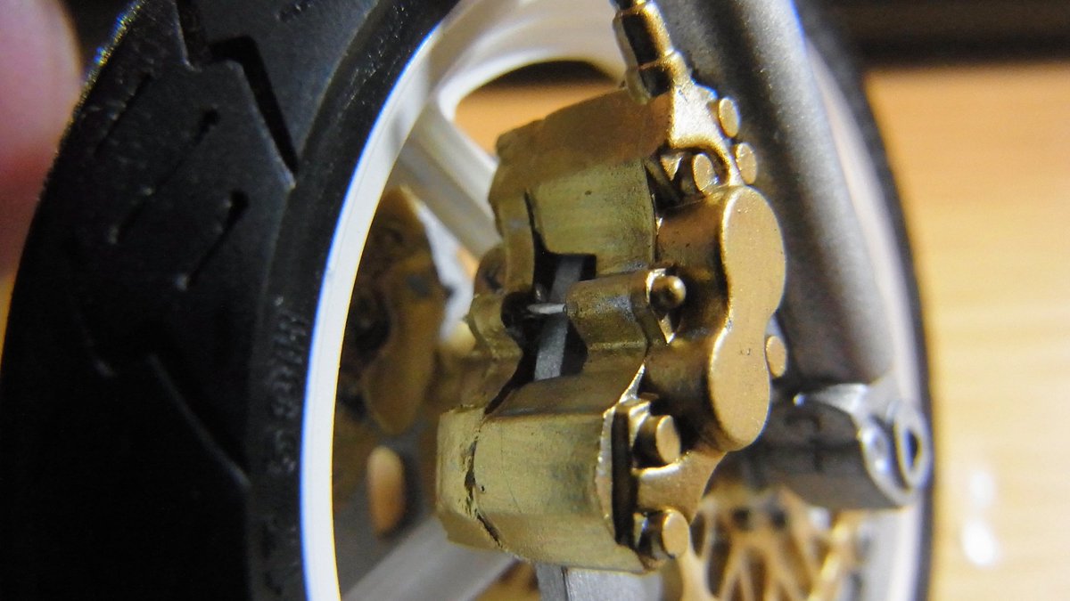 yuji_0x37's tweet image. TAMIYA HONDA VFR750R #RC30
フロントのブレーキキャリパー。
対抗ポッドですが、裏側が省略されているのでディティールアップ。
お湯まるで片面型取りして、透明レジンでを流します。形を整えて接着しパッドピンを通して完成😊