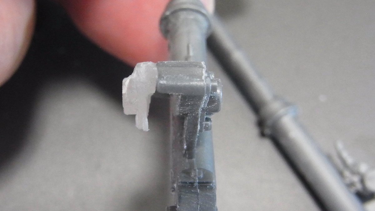 yuji_0x37's tweet image. TAMIYA HONDA VFR750R #RC30
フロントのブレーキキャリパー。
対抗ポッドですが、裏側が省略されているのでディティールアップ。
お湯まるで片面型取りして、透明レジンでを流します。形を整えて接着しパッドピンを通して完成😊