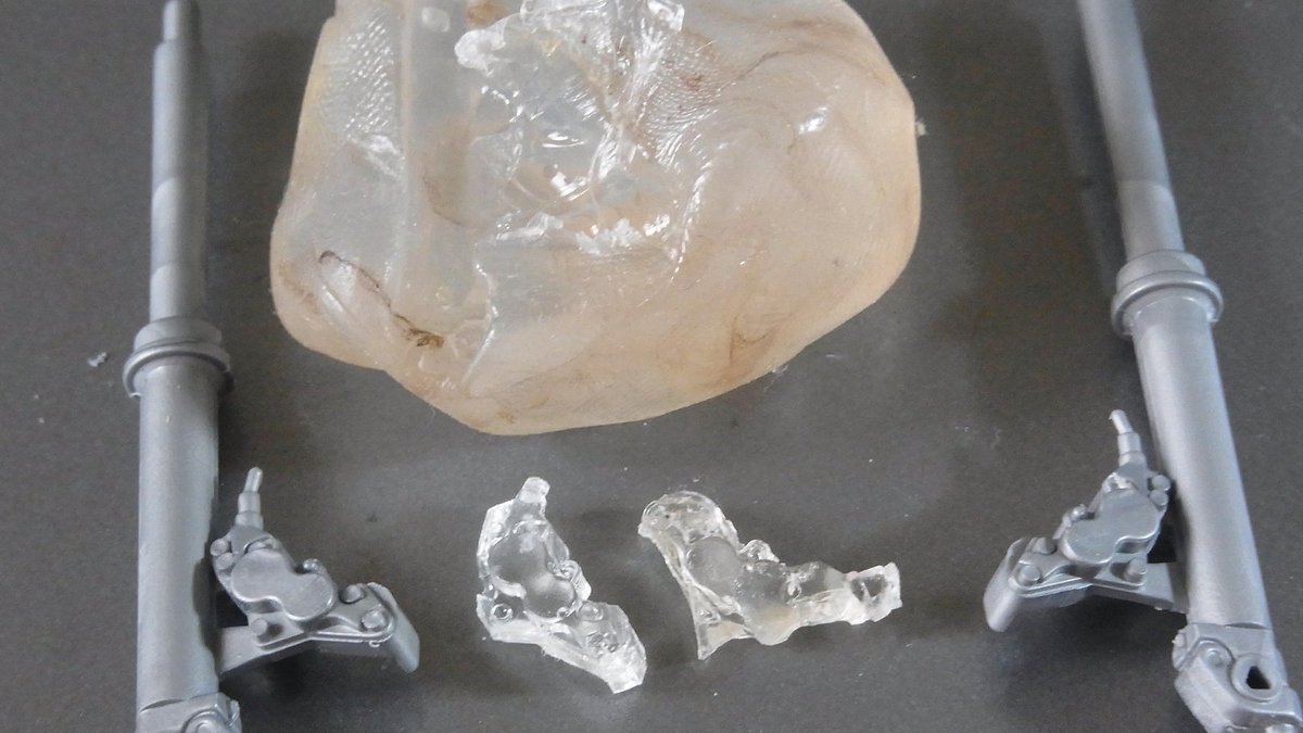 yuji_0x37's tweet image. TAMIYA HONDA VFR750R #RC30
フロントのブレーキキャリパー。
対抗ポッドですが、裏側が省略されているのでディティールアップ。
お湯まるで片面型取りして、透明レジンでを流します。形を整えて接着しパッドピンを通して完成😊