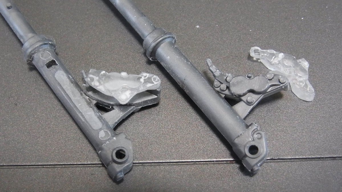 yuji_0x37's tweet image. TAMIYA HONDA VFR750R #RC30
フロントのブレーキキャリパー。
対抗ポッドですが、裏側が省略されているのでディティールアップ。
お湯まるで片面型取りして、透明レジンでを流します。形を整えて接着しパッドピンを通して完成😊