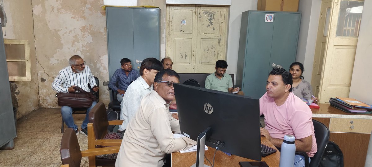 Tuvanthalitb's tweet photo. આજ રોજ વંથલી તાલુકા હેલ્થ ઓફિસ ખાતે NTEP અંતર્ગત THO SIR, STS,  ફાર્મસીસ, મેલ સુપરવાઇજાર, ની મિટિંગ નુ આયોજન કરવામાં આવ્યું અને પ્રોગ્રામ ની ચર્ચા કરવામાં આવી અને જરૂરી માર્ગદર્શન આપવા આવ્યું..#Tbmuktbharat #TbMuktVanthali https://t.co/aQ2jE2gRMN