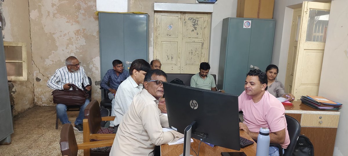 Tuvanthalitb's tweet photo. આજ રોજ વંથલી તાલુકા હેલ્થ ઓફિસ ખાતે NTEP અંતર્ગત THO SIR, STS,  ફાર્મસીસ, મેલ સુપરવાઇજાર, ની મિટિંગ નુ આયોજન કરવામાં આવ્યું અને પ્રોગ્રામ ની ચર્ચા કરવામાં આવી અને જરૂરી માર્ગદર્શન આપવા આવ્યું..#Tbmuktbharat #TbMuktVanthali https://t.co/aQ2jE2gRMN