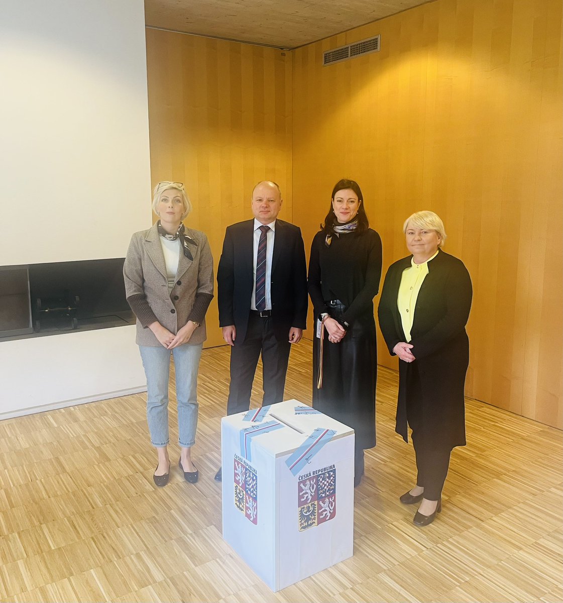 Velvyslanectví ve Vilniusu je připraveno a za necelou hodinu se bude těšit na první příchozí 📥!