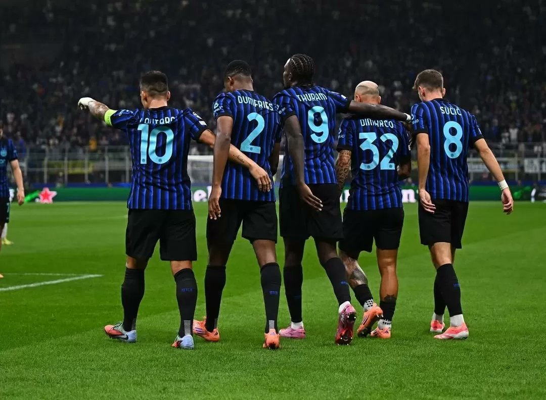zonainteristi_'s tweet image. 📰 | Ujian bagi Chivu, tanpa Thuram akan melawan Cremonese yg belum pernah kalah!

Perkiraan pemain (352): Sommer; Akanji, Acerbi, Bastoni; Dumfries, Barella, Calhanoglu, Mkhitaryan, Carlos Augusto; Bonny, Lautaro

Bisa menang?