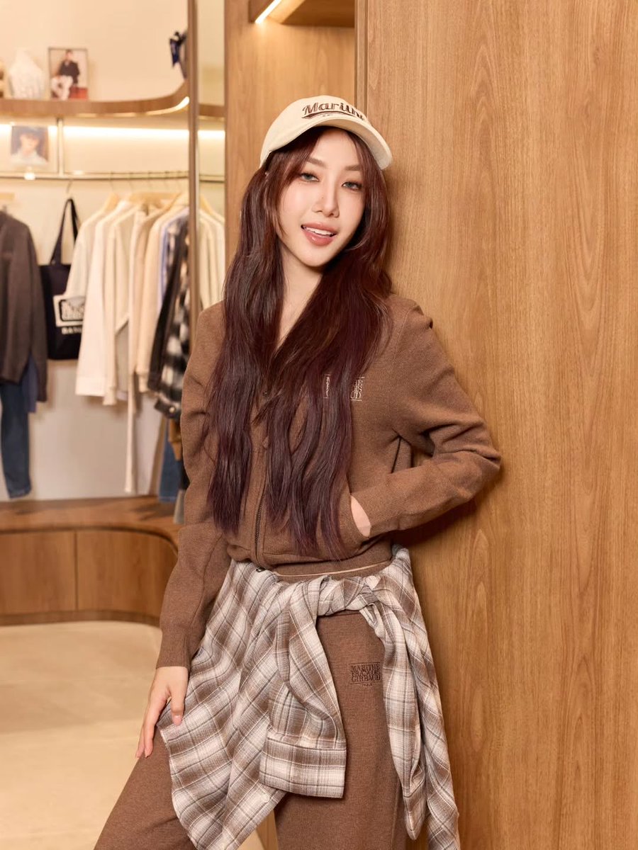 jorinjafanclub's tweet photo. Instagram Update ✨
Posted • | jorinja
🧡🍂☕️🧣
#MaritheFrancoisGirbaud
#MaritheThailand
#MaritheTH
#MaritheFW25
(1/2)
#Jorin4EVE #4EVE https://t.co/u36Wli3Ca0