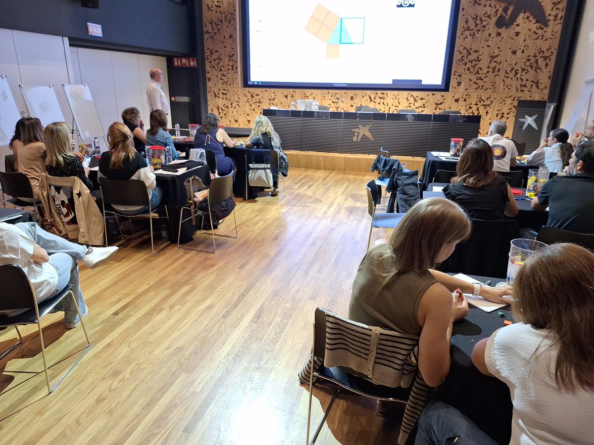lallumalesones's tweet photo. Arranca #HelloMath en el Nodo de Madrid! con @fblascoxyz
@bpalop #CarmenCasares y @jorgemcalvo
@educaixa https://t.co/7oOeKHPmEh