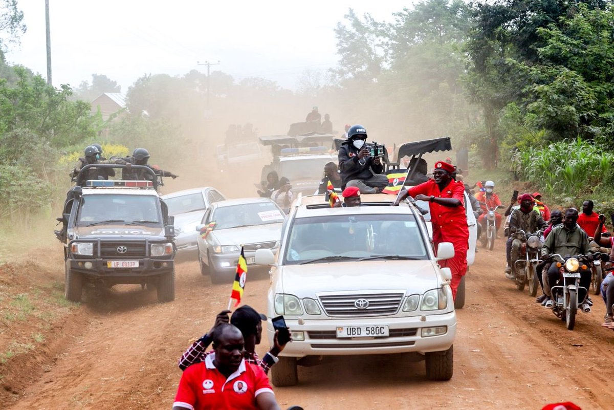 HumanrightsUG01's tweet photo. This is reckless driving by Uganda police...

Minister of transport should look into this nature of driving by this vehicle 🚑 on right side (black vehicle) @PoliceUg https://t.co/S0jwDmvH7i