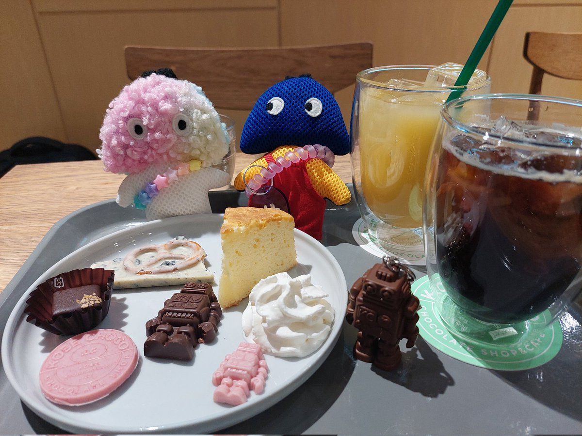 yochibow2482's tweet photo. そしてまた歩いて三宮戻って、夫さんオススメの #KOBECHOCO へ!
ロボチョ、めちゃめちゃかわいい・・・😭チョコのプレートは色々選べて、見て楽しい食べて嬉しい😆✴️
夫さんとシェアしました。
とにかく店内もかわいいし、テンションあがりまくり🥹
またいつか必ずいくからね!! https://t.co/uCOw3uPOnY