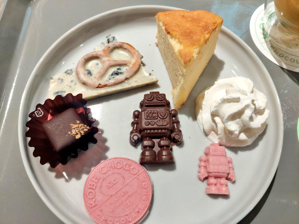 yochibow2482's tweet photo. そしてまた歩いて三宮戻って、夫さんオススメの #KOBECHOCO へ!
ロボチョ、めちゃめちゃかわいい・・・😭チョコのプレートは色々選べて、見て楽しい食べて嬉しい😆✴️
夫さんとシェアしました。
とにかく店内もかわいいし、テンションあがりまくり🥹
またいつか必ずいくからね!! https://t.co/uCOw3uPOnY