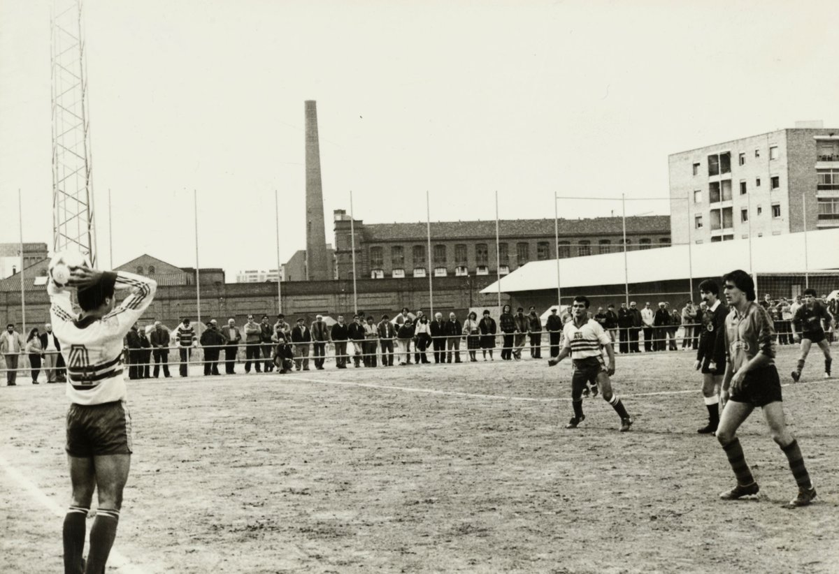 Barcelona, 1984

Partit de futbol entre la <a href="/uesants/">UE Sants</a> i la <a href="/UETarrega/">UE Tàrrega</a> a l’antic camp de la Màgoria

Al fons de la imatge s’hi veu la fàbrica de Can Batlló