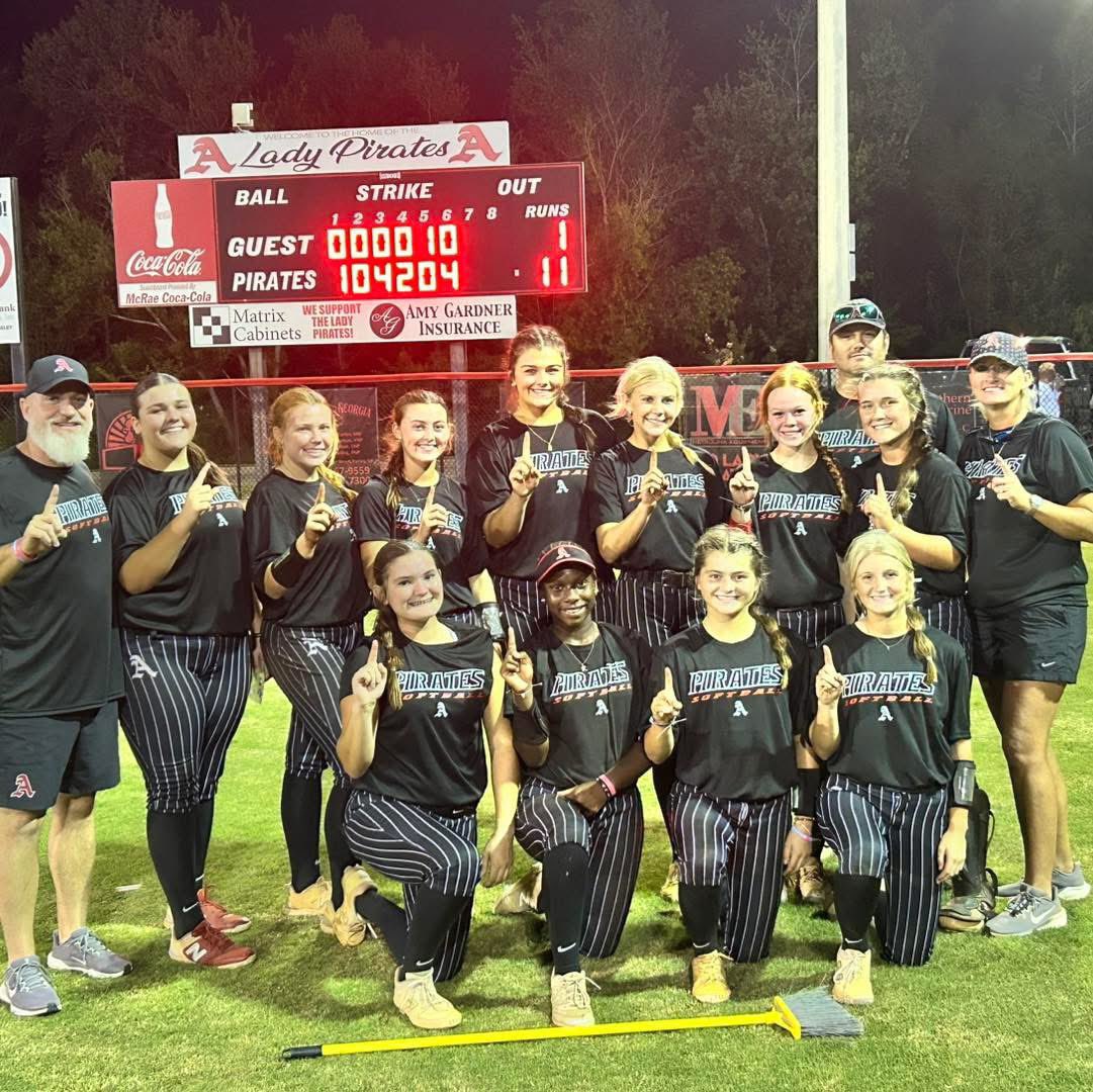 HADLEYJohn7's tweet photo. HUGE Win to clinch REGION CHAMPS! So many said we couldn’t do it! HERE WE ARE! This team fights for each other! GO PIRATES! 🏴‍☠️ Chasing 💍 and dreams! @MaxPreps @PrepSoftball @912Sports @LineDsoftball @ExtraInningSB @ApplingSoftball https://t.co/Vs2AoujYtW
