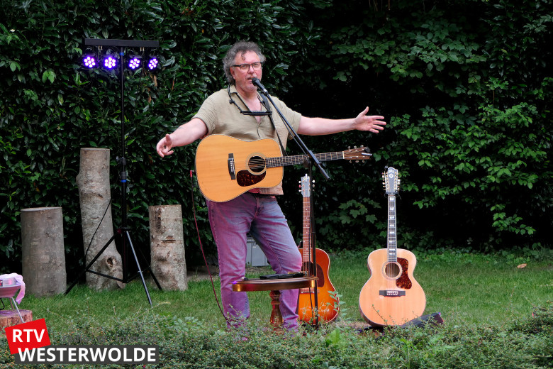 Grunneger troebadoer Jan Henk de Groot speelt Bie Oom Jocob en Tan Roefie op Deele in Smeerling -  westerwoldeactueel.nl/2025/10/03/gru…