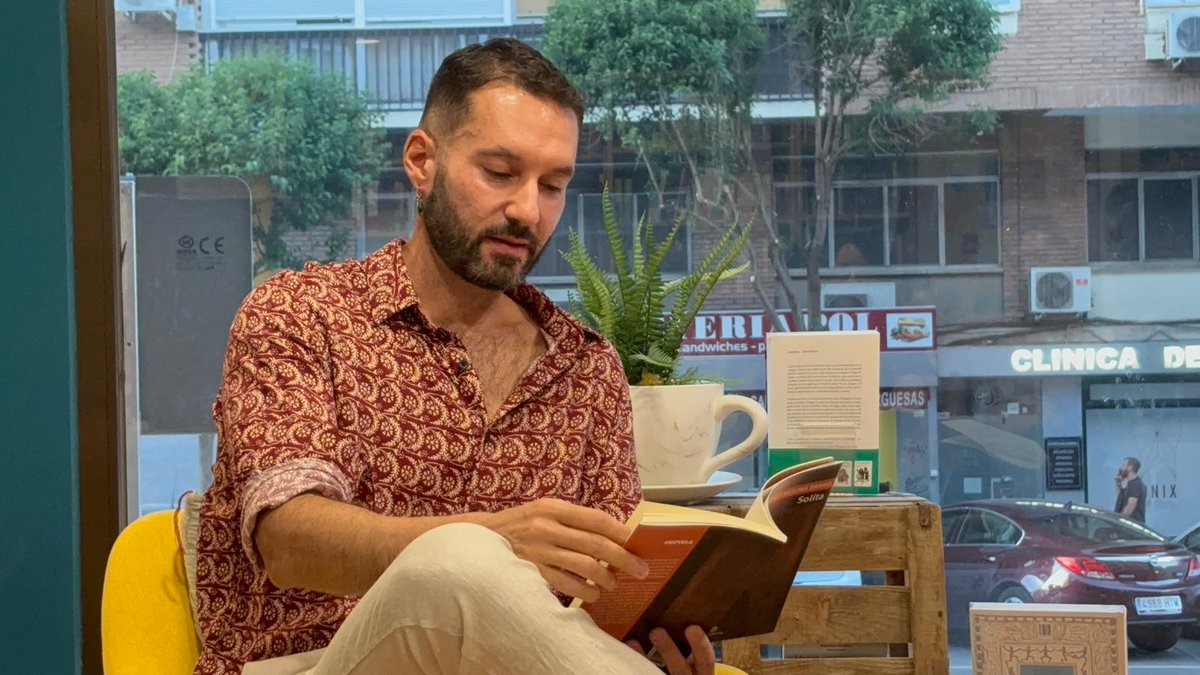 Ayer «Solita» y yo estuvimos muy bien acompañados. Quién iba a decir que nos reiríamos tanto hablando de plañideras y cine mudo.  ❤️🥹

Gracias a los que pudisteis acercaros, a <a href="/libreriaderivas/">Librería Derivas</a> por ser tan acogedora y a <a href="/eltarrodeheno/">El Tarro de Heno</a> , por su tiempo, apoyo y su amistad.