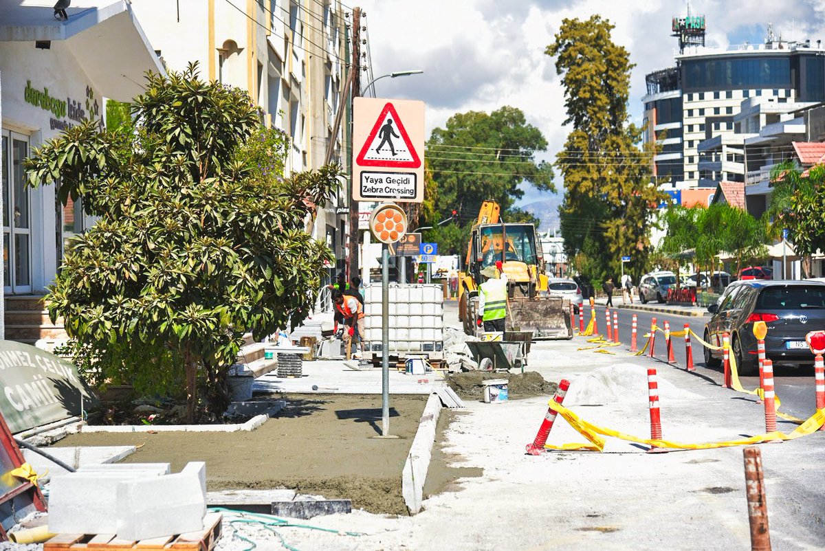 Mehmet Akif Caddesi’nde 36.4 Milyon TL ile 800 metre çift taraflı kaldırım çalışmaları devam ediyor.