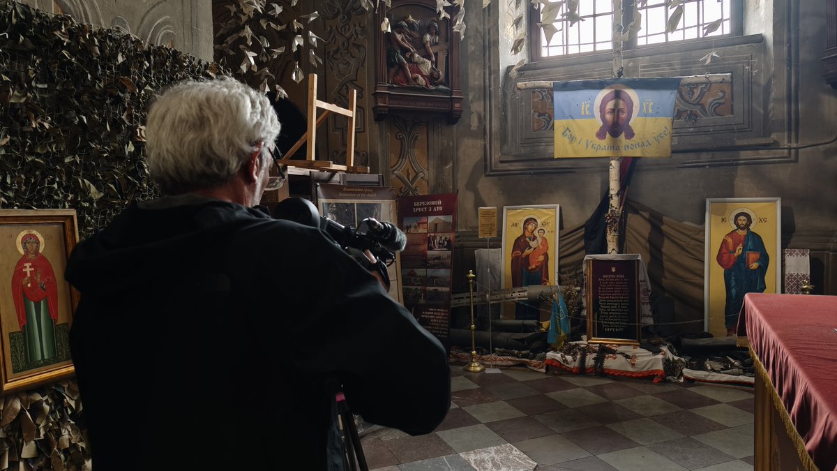 📢Recuerda, este #Domingo 5 de octubre, nuevo programa de #PuebloDeDios: #Ucrania, al oeste del horror. Te dejamos el detrás de las cámaras.
⏰¿A qué hora? a las 11:30h (hora peninsular), en <a href="/la2_tve/">La 2</a> <a href="/rtve/">RTVE</a> <a href="/rtveplay/">RTVE Play</a> <a href="/tveint_europa/">TVE Internacional Europa</a>, con <a href="/AyudaIglesNeces/">Ayuda a la Iglesia Necesitada</a>