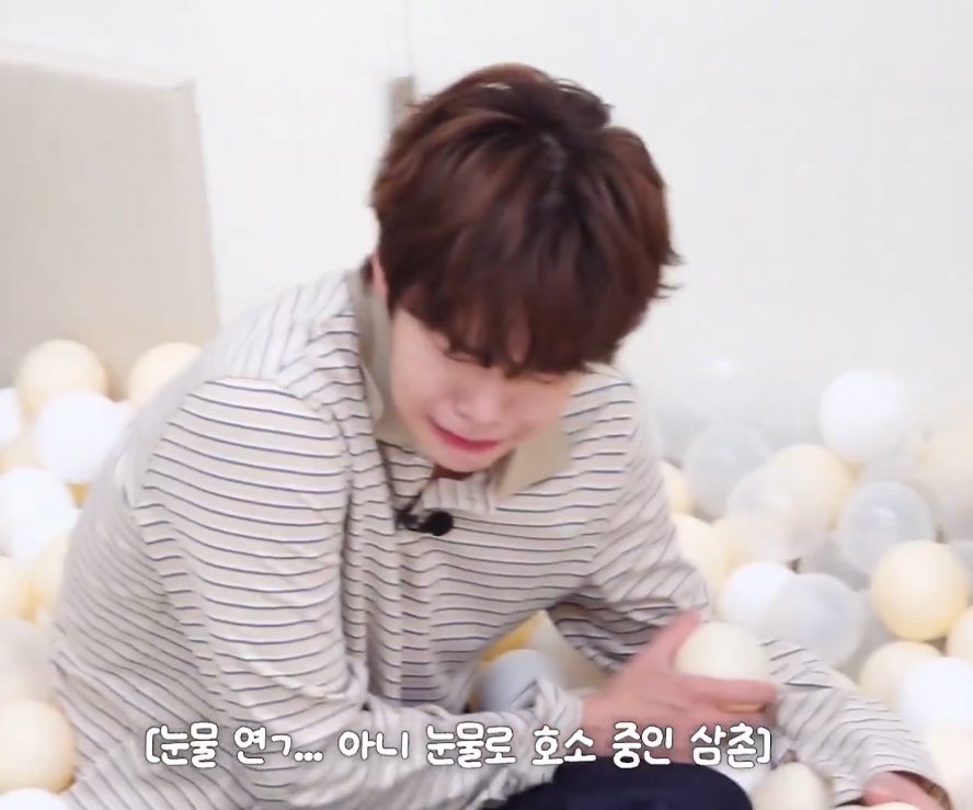 เด็กอายุ30ขวบกำลังแกล้งร้องไห้
