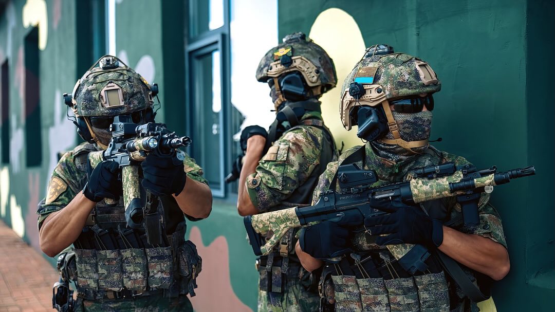 TheGreyPatriot_'s tweet photo. 🇨🇳 Presentation of PLA Paratroopers at Changchun Airshow. September 2025.

#China #Chinese #PRC #PLA #Airborne #Paratroopers #Training #Tactical #QBZ191 #QBZ95 #Shotgun #ChangchunAirshow https://t.co/USv2aTrxkR