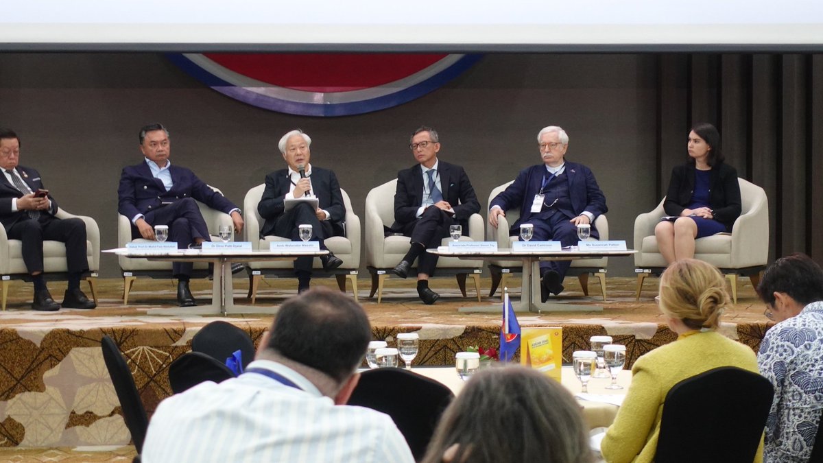 amb_japan_asean's tweet image. Greatly inspired by the #ASEAN Think Tank Summit on 2-3 October. Many academics from ASEAN and partners convened at the ASEAN HQ/SEC. From 🇯🇵, Prof WATANABE Masato of @GRIPS_English joined as panelist of ASEAN Centrality and Engagement session.