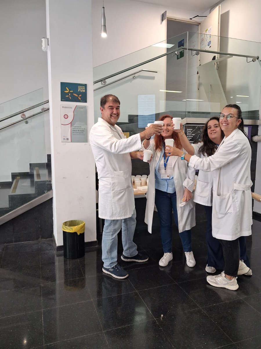 perevirgilicat's tweet photo. 🎉 El #PSPereVirgili celebra els seus 25 anys!
☕🎶L'1 d'octubre vam combinar festa i el #DiaMundialDeLaGentGran. Va ser un dia de xocolatada (CAPs/CUAP) i un bonic concert i poemes per a pacients i famílies.
💙Gràcies a professionals i voluntaris d'#ASVOL per fer-ho possible! https://t.co/l9Dx2kVVWE