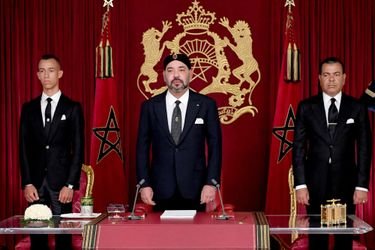 GeoCherifien's tweet photo. 🇲🇦Depuis Idriss Ier (789) jusqu’à nos jours, le Maroc ne s’est jamais dissocié de l’Imarat al-Mouminine.

La monarchie est l’épine dorsale de sa mémoire, le symbole de son unité, la gardienne de sa souveraineté.  

Puisse Allah bénir le peuple marocain et sa bay'a : un peuple debout, une patrie qui avance, un roi gardien.

#Maroc