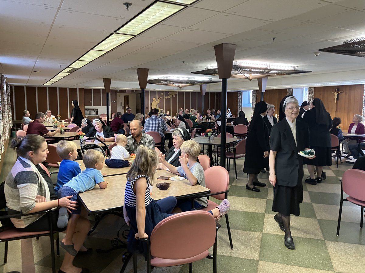 calledtobefscc's tweet image. #franciscansisters #motherhouse #convent #openhouse #guests fscc-calledtobe.org/2025/10/03/fra…