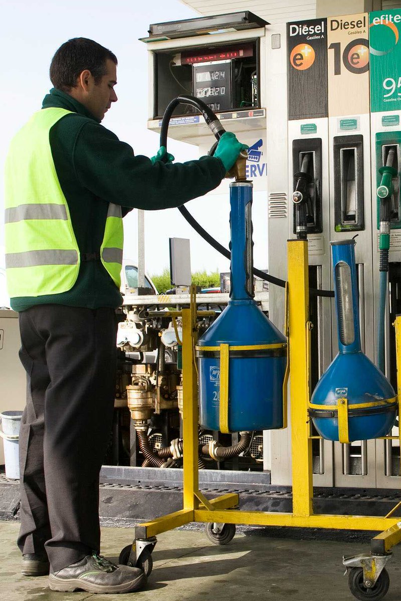 Nuestro personal de #metrologia comprueba que surtidores⛽️, balanzas⚖️, taxímetros🚖 o registradores de temperatura🌡️midan correctamente. Si un instrumento no supera la verificación, se pone fuera de servicio hasta que se subsane la deficiencia #FelizViernes