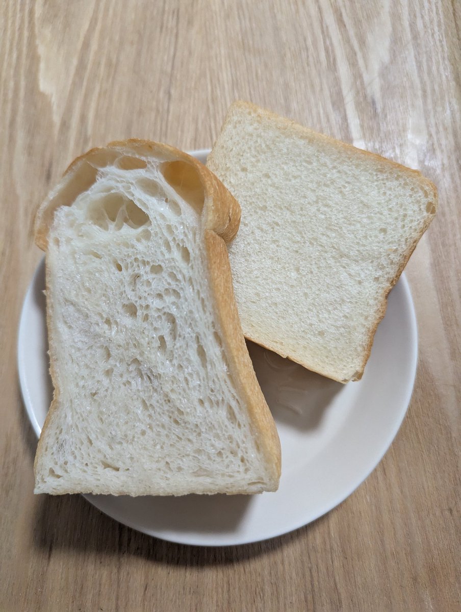 ホワイトとグリーンを購入🍞
少し厚めの5枚にスライス
トースト＆バターで
ほんのり甘く、グリーンはモチモチ
おやつsizeついつい食べちゃう😂うーん止まらない❤️