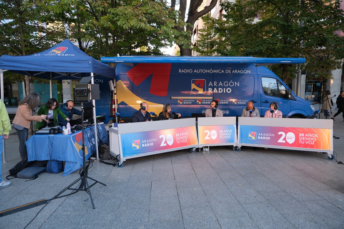 📻<a href="/aragonradio/">Aragón Radio</a> celebra su 20 aniversario en la calle y presenta sus novedades de temporada.

La cadena autonómica ha ubicado sus estudios móviles en la plaza Aragón, en la plaza Navarra y en la plaza del Torico.

Más información ➡️periodistasdearagon.org/2025/10/03/ara…
