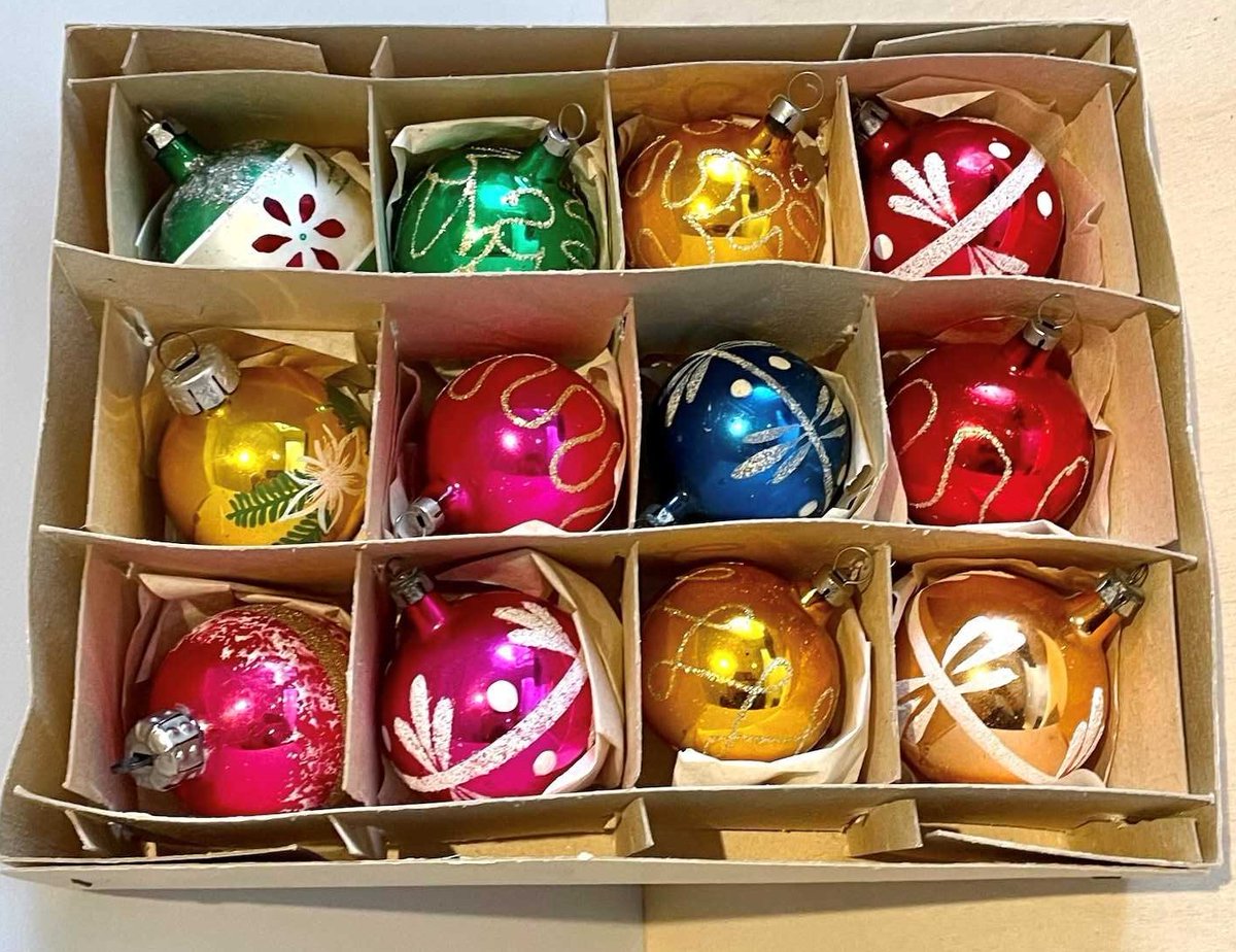 When we arrived at The Wayfarer we saw that it was festooned with Christmas decorations. #magnus_mills #quoqspublishing #anearlybathforthompson